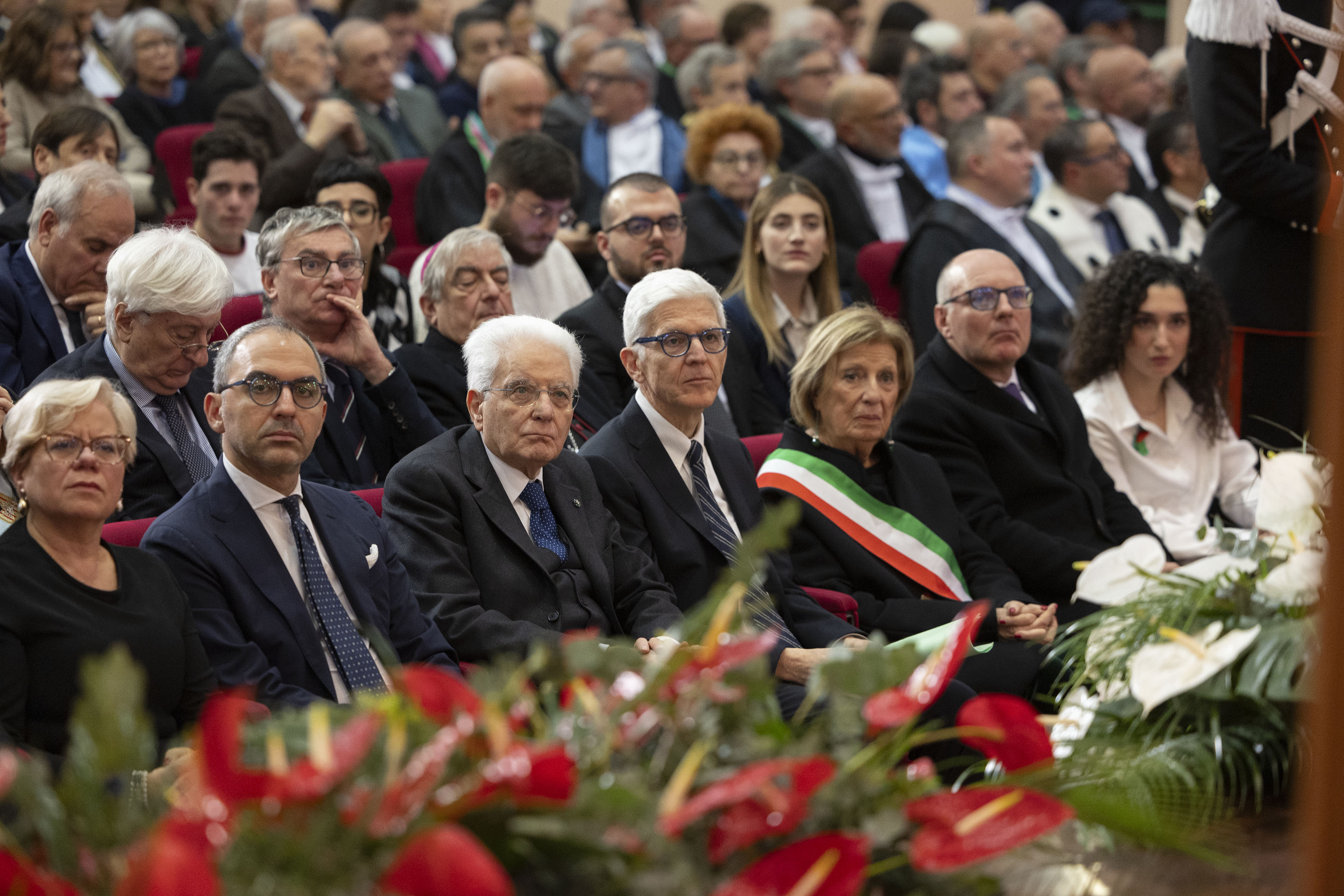 Galleria CELEBRAZIONE DEL 70° ANNO ACCADEMICO DELL’UNIVERSITÀ DEL SALENTO ALLA PRESENZA DEL PRESIDENTE MATTARELLA. DICHIARAZIONI DI EMILIANO, PIEMONTESE, LEO E DELLI NOCI - Diapositiva 17 di 19