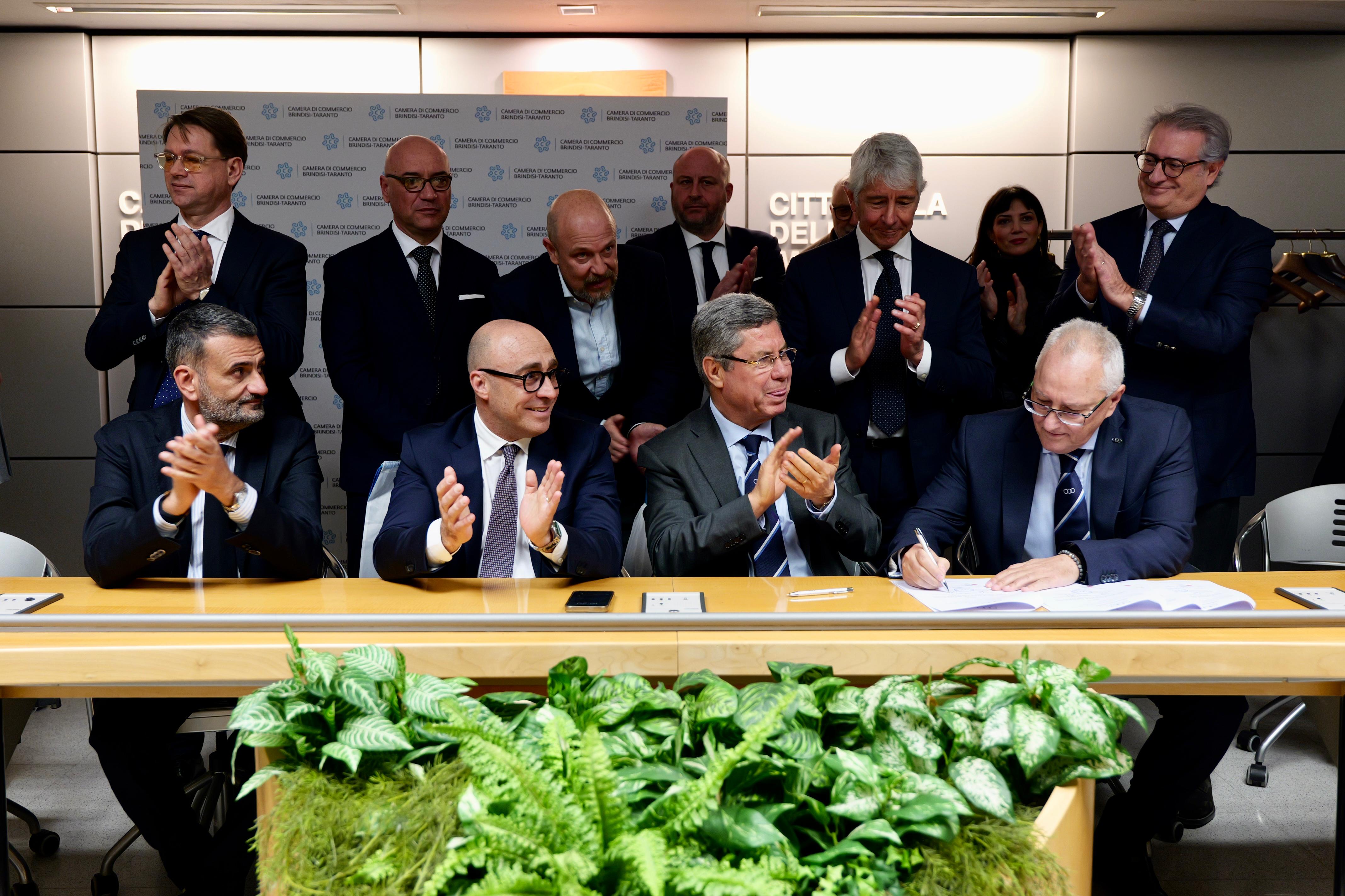 Galleria Giochi del Mediterraneo, a sei mesi dall’inizio della cerimonia di inaugurazione il sopralluogo di Decaro sui cantieri a Taranto, insieme al ministro Abodi - Diapositiva 1 di 7