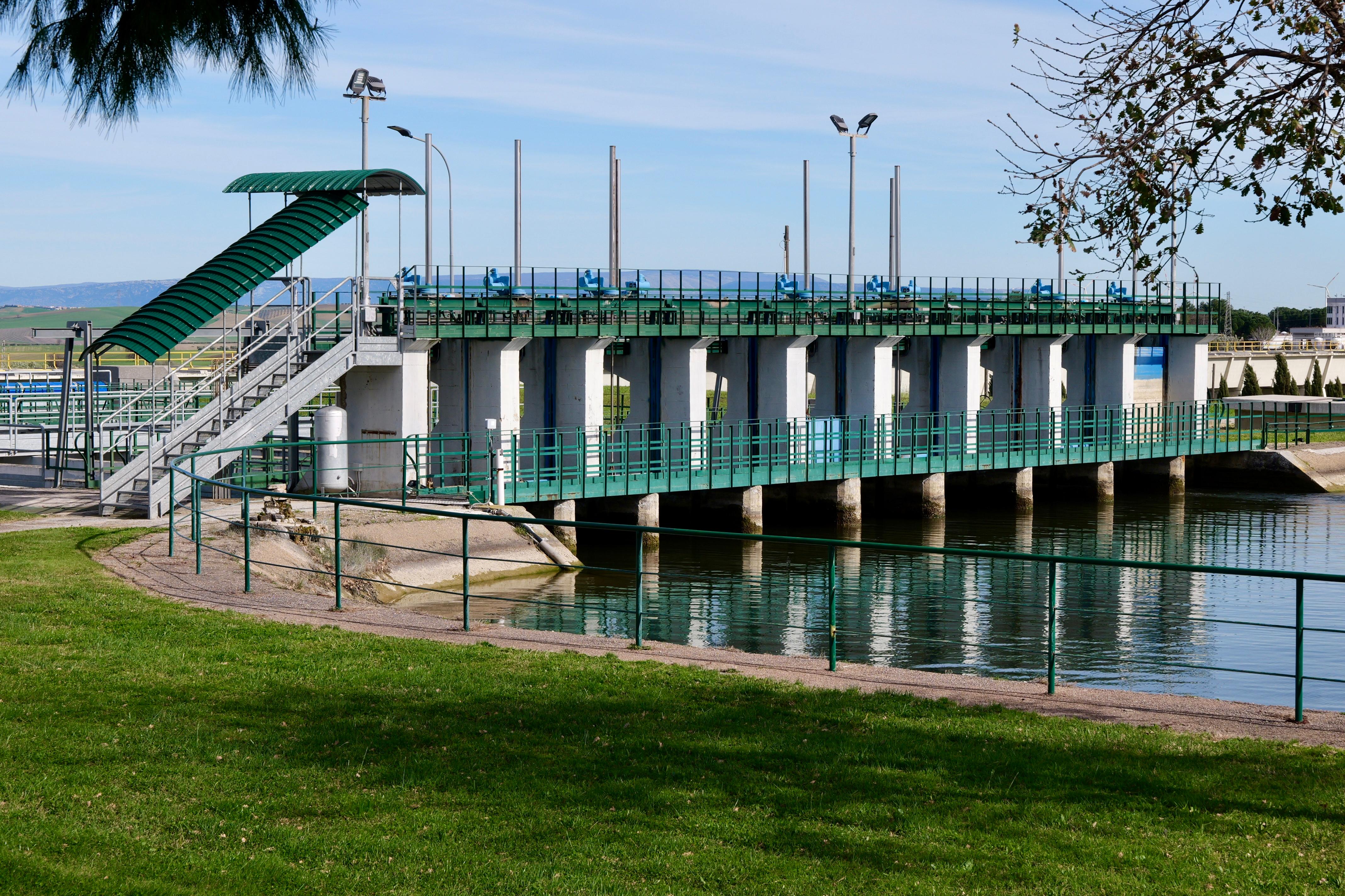 Galleria Decaro in visita agli impianti idrici di San Severo e Finocchito: “Stiamo superando la crisi. Presto attivi in Puglia 42 impianti di riuso di acque reflue. Pronta la vasca per l’acqua del Liscione dal Molise” - Diapositiva 1 di 6