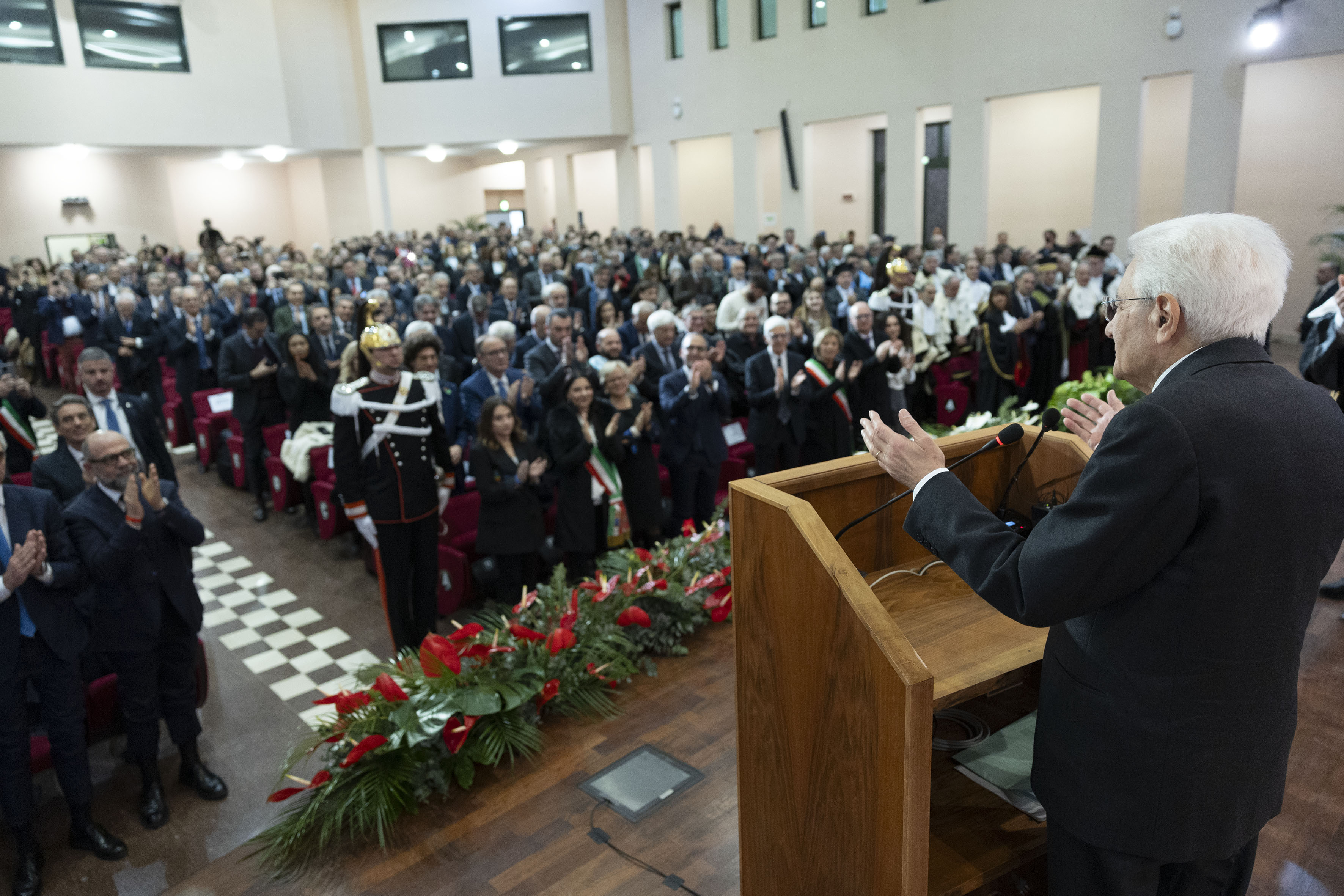 Galleria CELEBRAZIONE DEL 70° ANNO ACCADEMICO DELL’UNIVERSITÀ DEL SALENTO ALLA PRESENZA DEL PRESIDENTE MATTARELLA. DICHIARAZIONI DI EMILIANO, PIEMONTESE, LEO E DELLI NOCI - Diapositiva 14 di 19