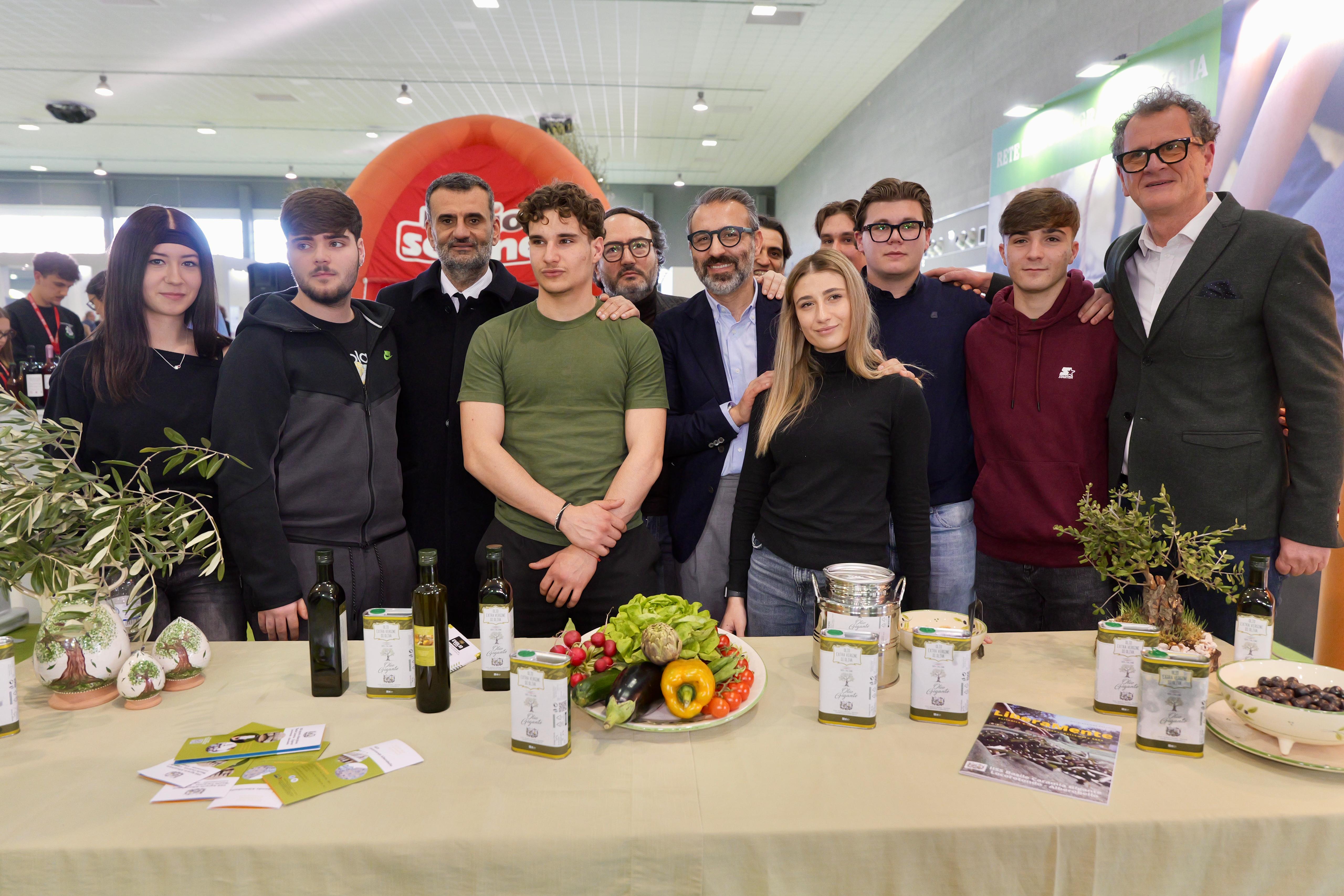 Galleria Evolio Expo 2026, Decaro: “Olivicoltura è settore strategico. Si lavori insieme per tutelare questo enorme patrimonio come condiviso con il sottosegretario La Pietra” - Diapositiva 3 di 7