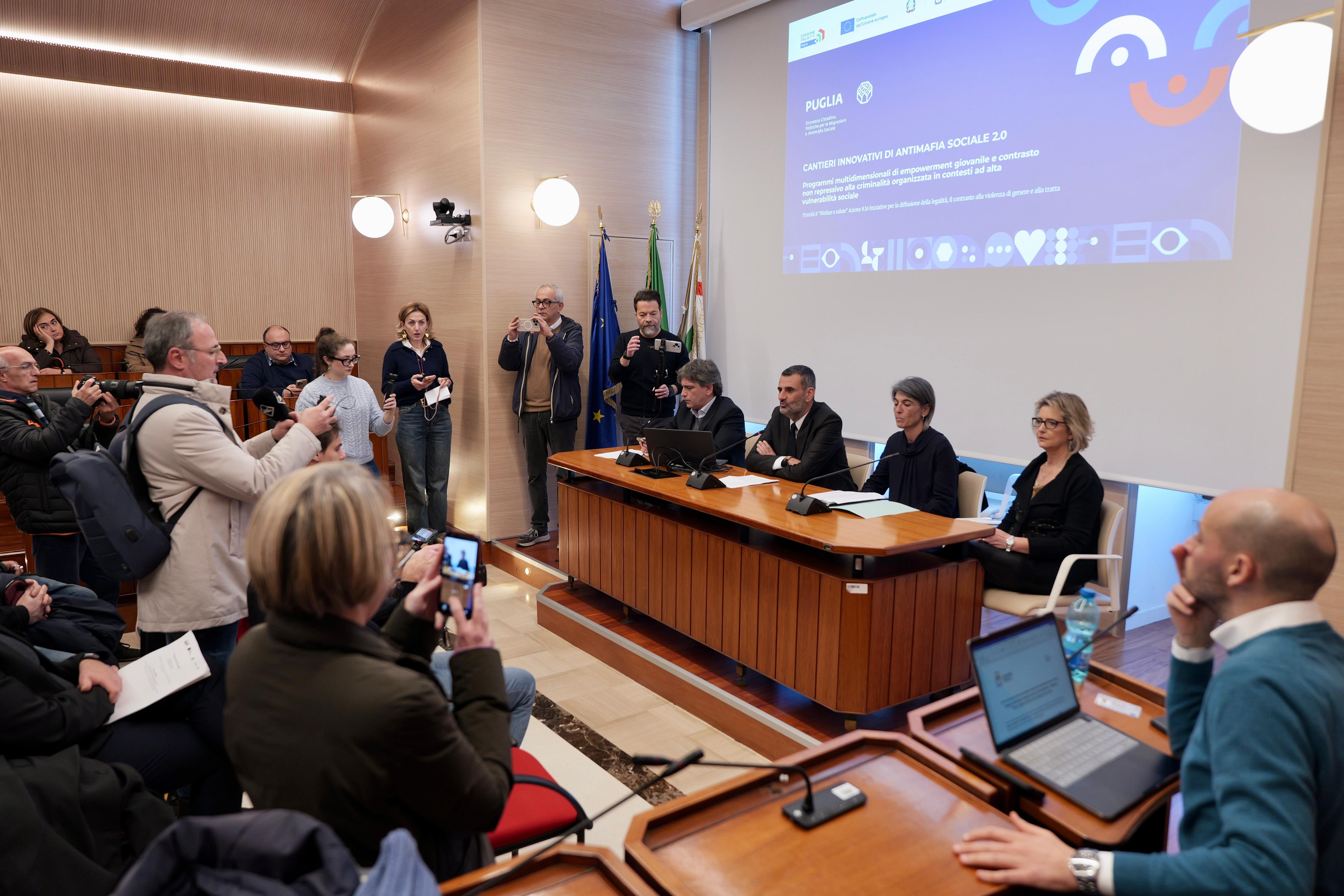 Galleria Al via la seconda edizione dei Cantieri Innovativi di Antimafia sociale. Decaro: “Seminiamo anticorpi di legalità per proteggere il futuro dei giovani pugliesi”. Miglietta: “Cultura migliore strumento per sradicare le mafie” - Diapositiva 4 di 8
