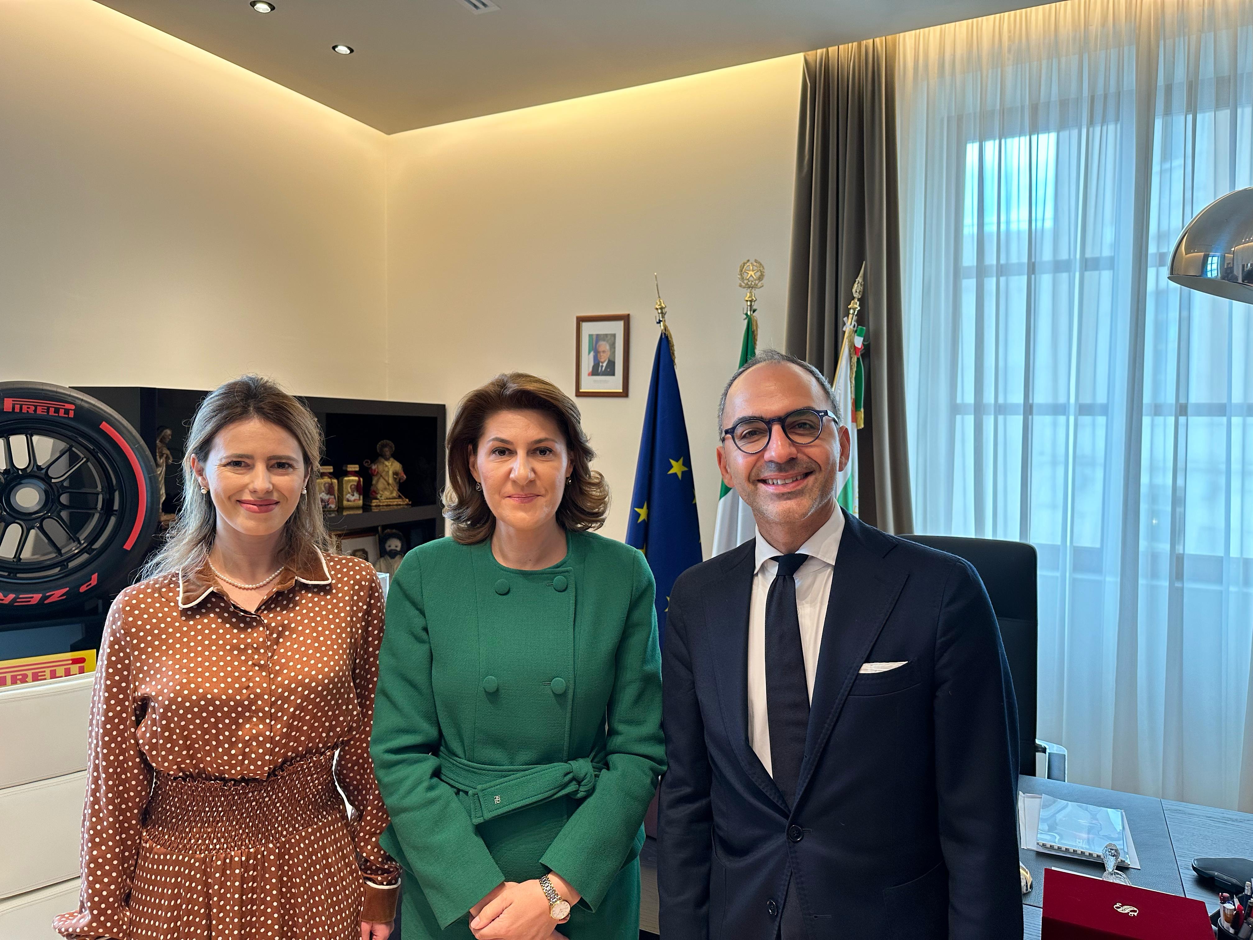 Galleria Il vice presidente della Regione Puglia Piemontese riceve  l’ambasciatrice di Romania in Italia - Diapositiva 1 di 4