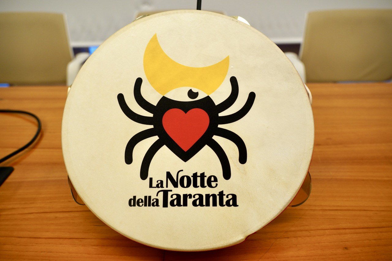 Galleria La Notte della Taranta 2023, maestra concertatrice Fiorella Mannoia - Diapositiva 2 di 11